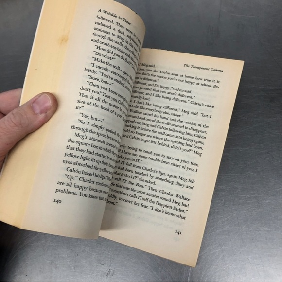 Vintage A Wrinkle in Time by: Madeleine L'Engle, paperback book - Picture 4 of 6